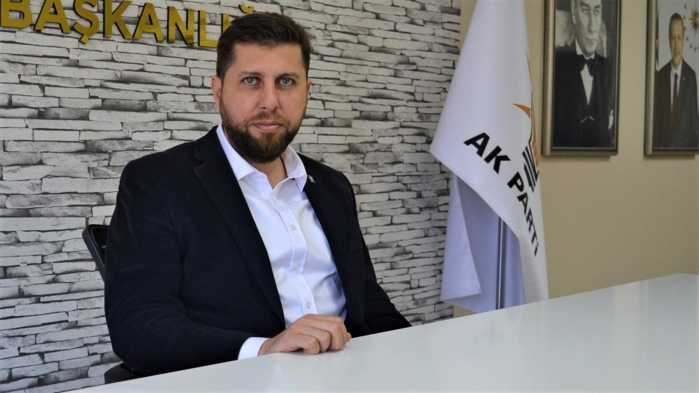 BAŞKAN KANDEMİR LEMAN DERGİSİNİ TOPA TUTTU